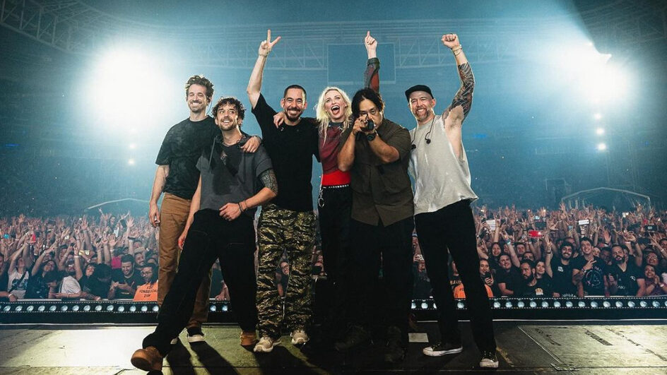 Fãs arremessam calcinha durante show de Linkin Park e reação da vocalista viraliza