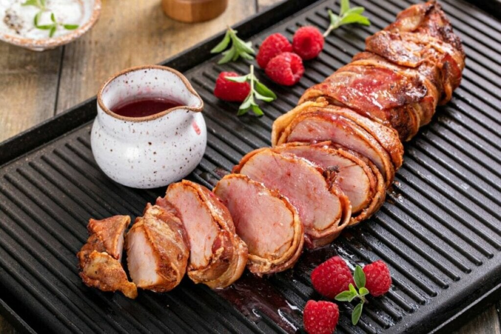 Fil&eacute; su&iacute;no com bacon (Imagem: Elena Veselova | Shutterstock)