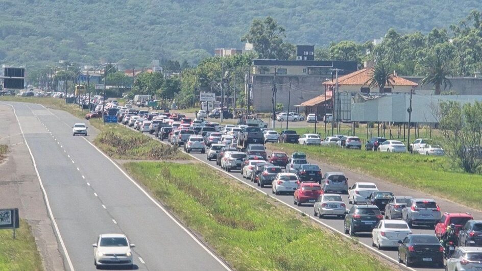 Filas na BR-101 em Santa Catarina (Foto: Sonia Reginato, Reprodução, redes socias)