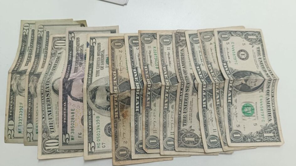 Notas de dólares encontradas com os suspeitos (Foto: PM, Divulgação)