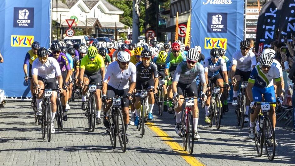 ciclistas pedalando no Grando Fondo, em Pomerode