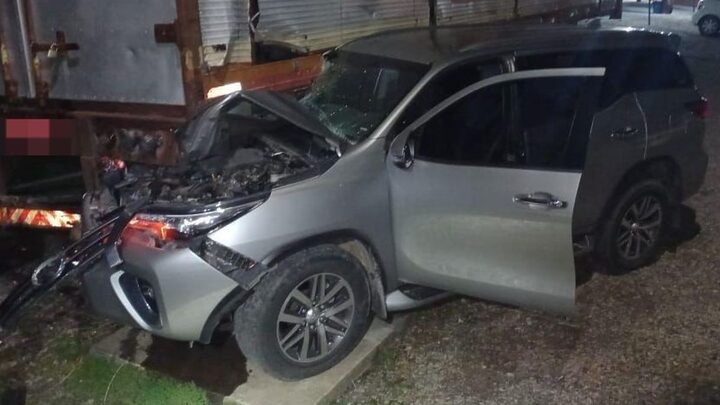 Homem bateu o carro contra um caminhão estacionado (Foto: Polícia Militar, Divulgação)