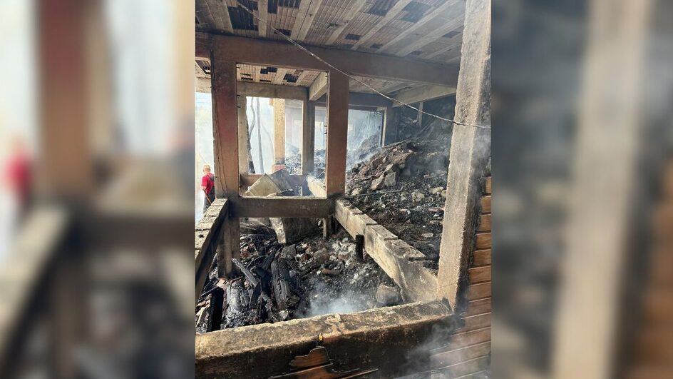 Incêndio destruiu edificações na Enseada de Brito, em Palhoça