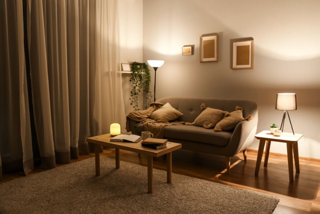 A luz neutra torna o ambiente mais aconchegante (Imagem: Pixel-Shot | Shutterstock)