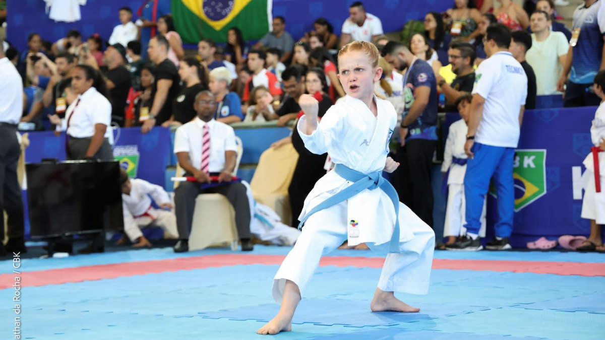 Martina Christen Mohr, de apenas 9 anos luta karatê 