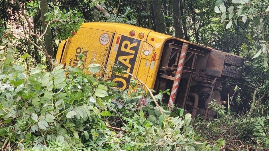 Micro-ônibus escolar cai com duas pessoas no Oeste de SC.