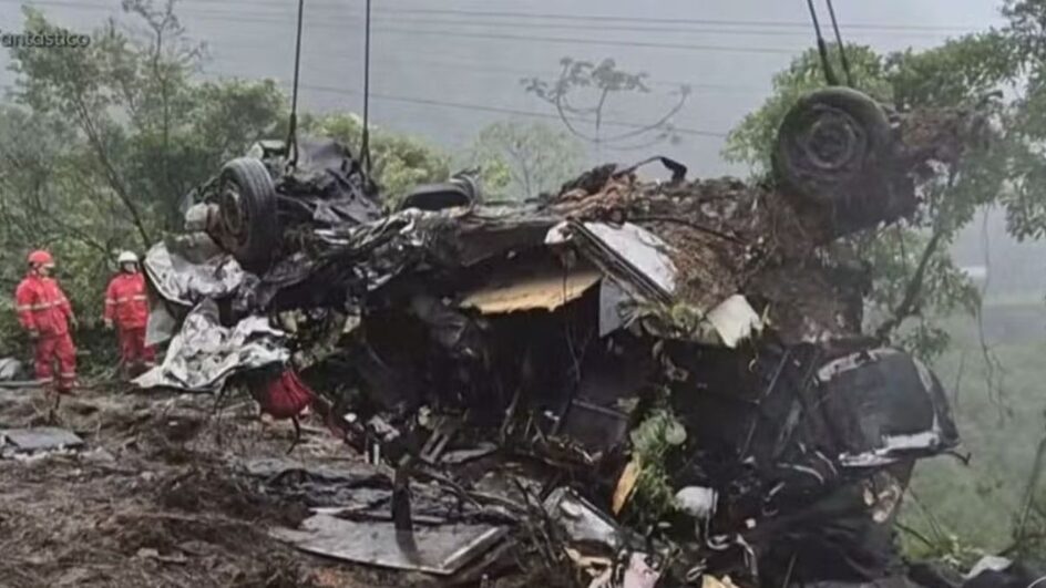 Destroços da van onde estava a equipe de remo (Foto: TV Globo, Reprodução)
