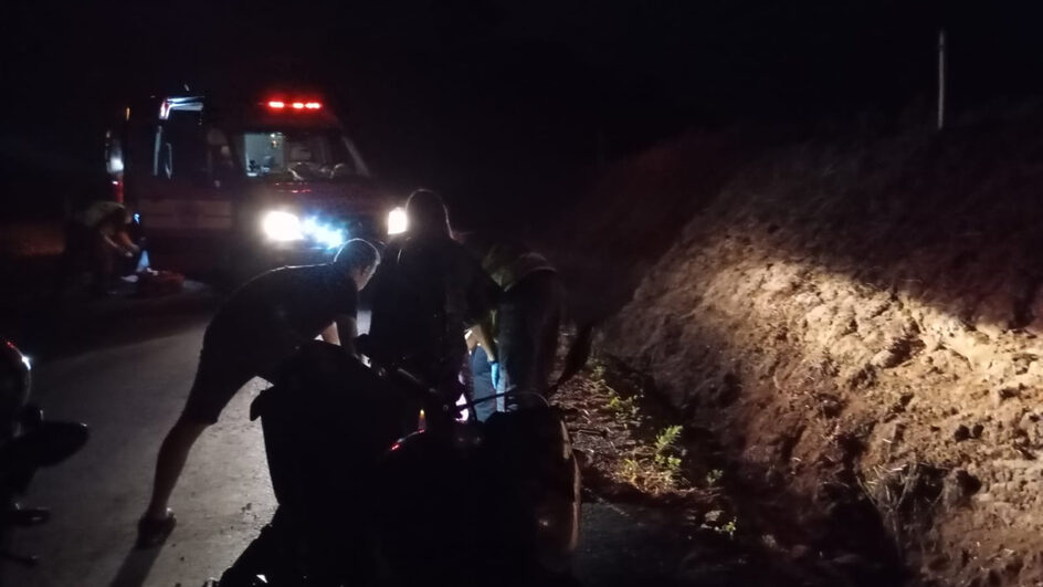 Motociclista e passageira ficam feridos após tentar desviar de uma vaca no Oeste catarinense