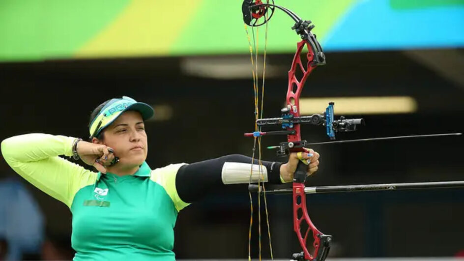 Praticante do tiro ao arco, Jane Karla foi uma das atletas mencionadas no primeiro dia do ENEM (Foto: Divulgação, Comitê Paralímpico Brasileiro)