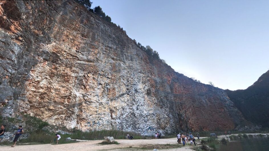 Local possui um paredão de pedras (Foto: Google Maps, Reprodução)