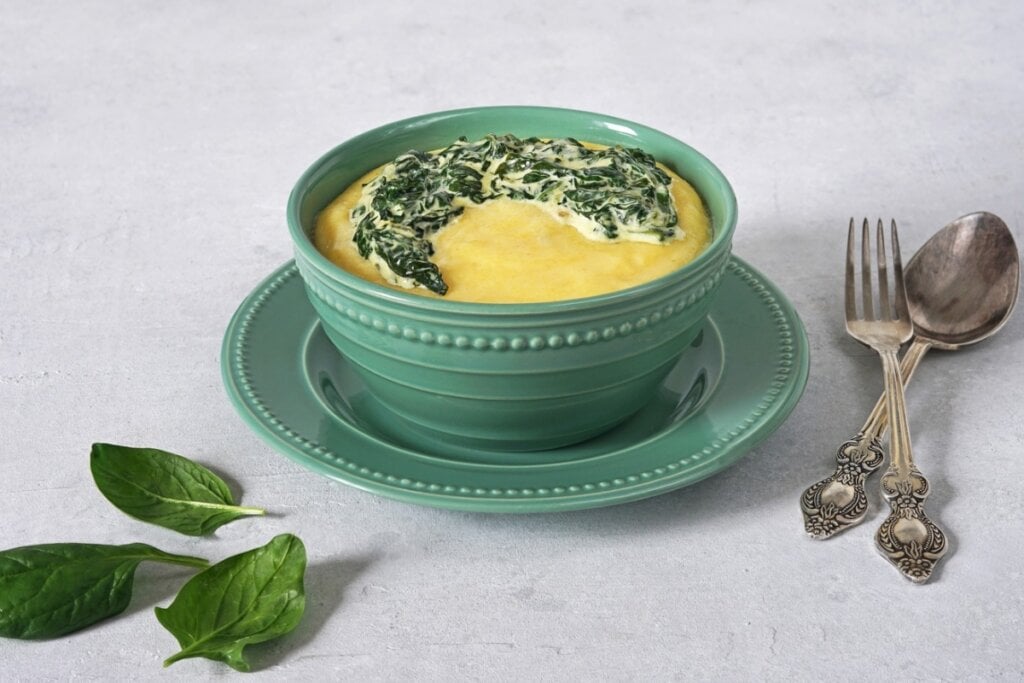 Polenta com creme de espinafre (Imagem: krolikova | Shutterstock)