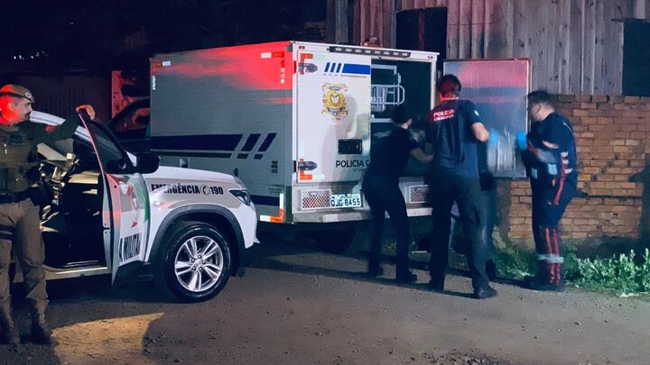 Vítima de homicídio em Chapecó teve simulacro e coletes encontrados em casa.