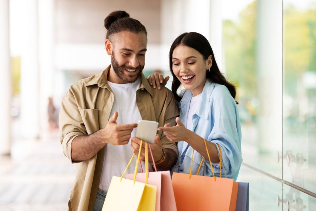 Avaliar o cashback como promoção é importante, pois nem sempre os descontos estão no valor no produto, mas no retorno (Imagem: Prostock-studio | Shutterstock)