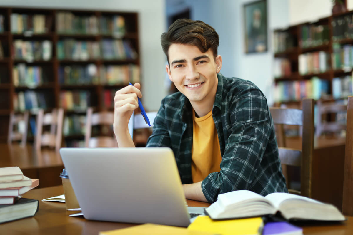 Preparar-se para as provas com os temas de matemática mais cobrados aumenta suas chances de sucesso nos vestibulares (Imagem: Africa Studio | Shutterstock)