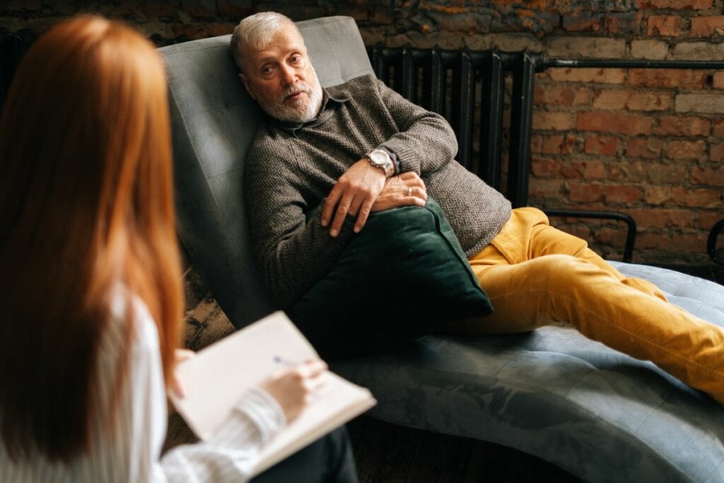 Consultar um psicólogo é fundamental quando a tristeza se torna persistente (Imagem: Dikushin Dmitry | Shutterstock)