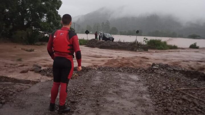 Quatro pessoas são resgatadas em SC durante alagamento.