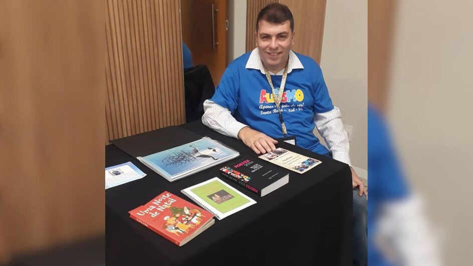 Professor com autismo lançando livros em Santa Catarina.