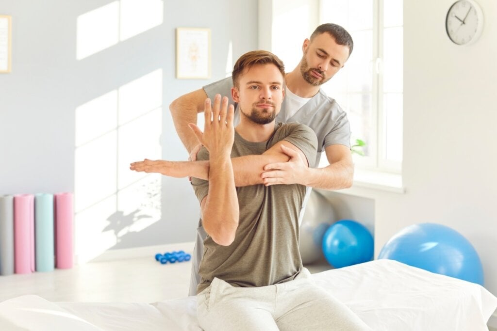 A  terapia ocupacional pode incluir exerc&iacute;cios e atividades que melhoram a for&ccedil;a, a progress&atilde;o e a mobilidade (Imagem: Studio Romantic | Shutterstock)