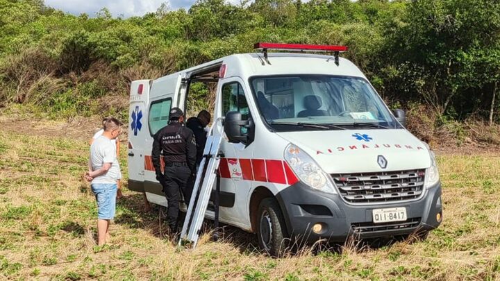 Homem baleado pela própria arma.