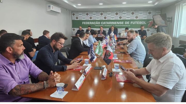 Reunião na sede da Federação, em Balneário Camboriú