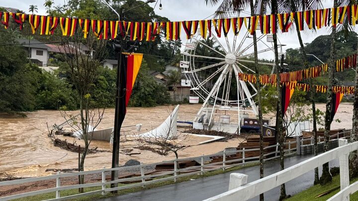 Roda-gigante é uma das novidades da festa (Foto: Guilherme Barbosa, NSC TV)