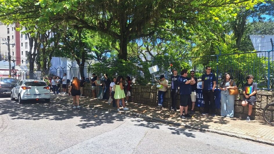 Candidatos aguardam para fazer segundo dia de provas do Enem no Instituto Estadual de Educação, em Florianópolis (Foto: Cristiano Gomes, NSC TV)