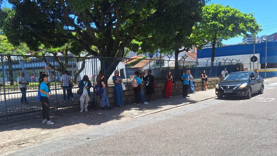 Candidatos aguardavam abertura dos portões em frente ao IEE (Foto: Cristiano Gomes, NSC TV)