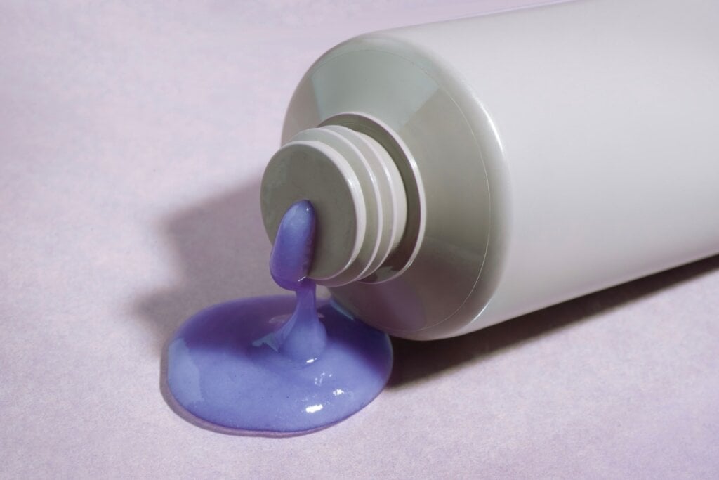 Xampu com pigmento violeta mantém a pigmentação dos fios loiros (Imagem: fotaro100 | Shutterstock)