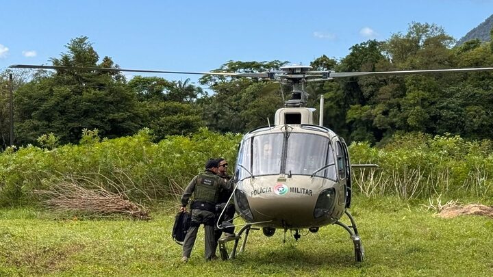 Objetos foram encontrados durante sobrevoo do helicóptero Águia da PM (Foto: Guilherme Barbosa, NSC TV)