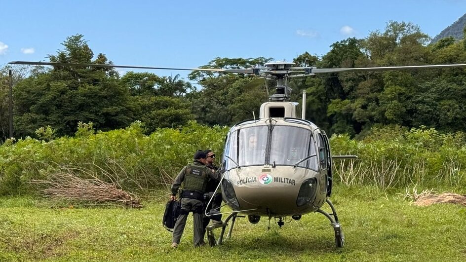 Objetos foram encontrados durante sobrevoo do helicóptero Águia da PM (Foto: Guilherme Barbosa, NSC TV)