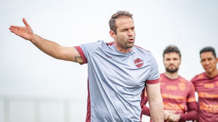 Thiago Carvalho é o novo técnico do Figueirense (Foto: Beto Correa, divulgação, Vila Nova)