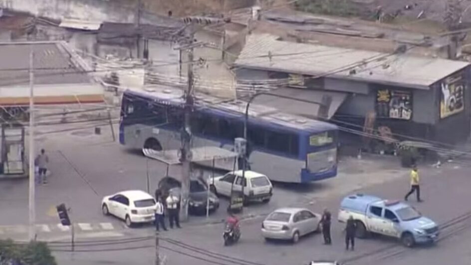 Traficantes sequestram quatro ônibus
