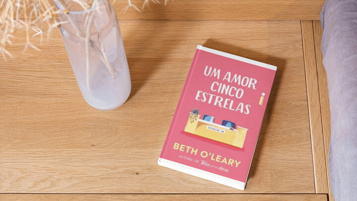 Livro um amor cinco estrelas em cima de uma mesinha
