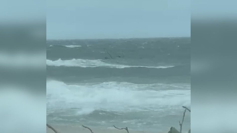 Ventos fortes afundaram barco no mar (Foto: Reprodução, redes sociais)