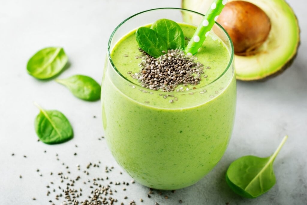 Vitamina de abacate com espinafre e chia (Imagem: Katarzyna Hurova | Shutterstock)