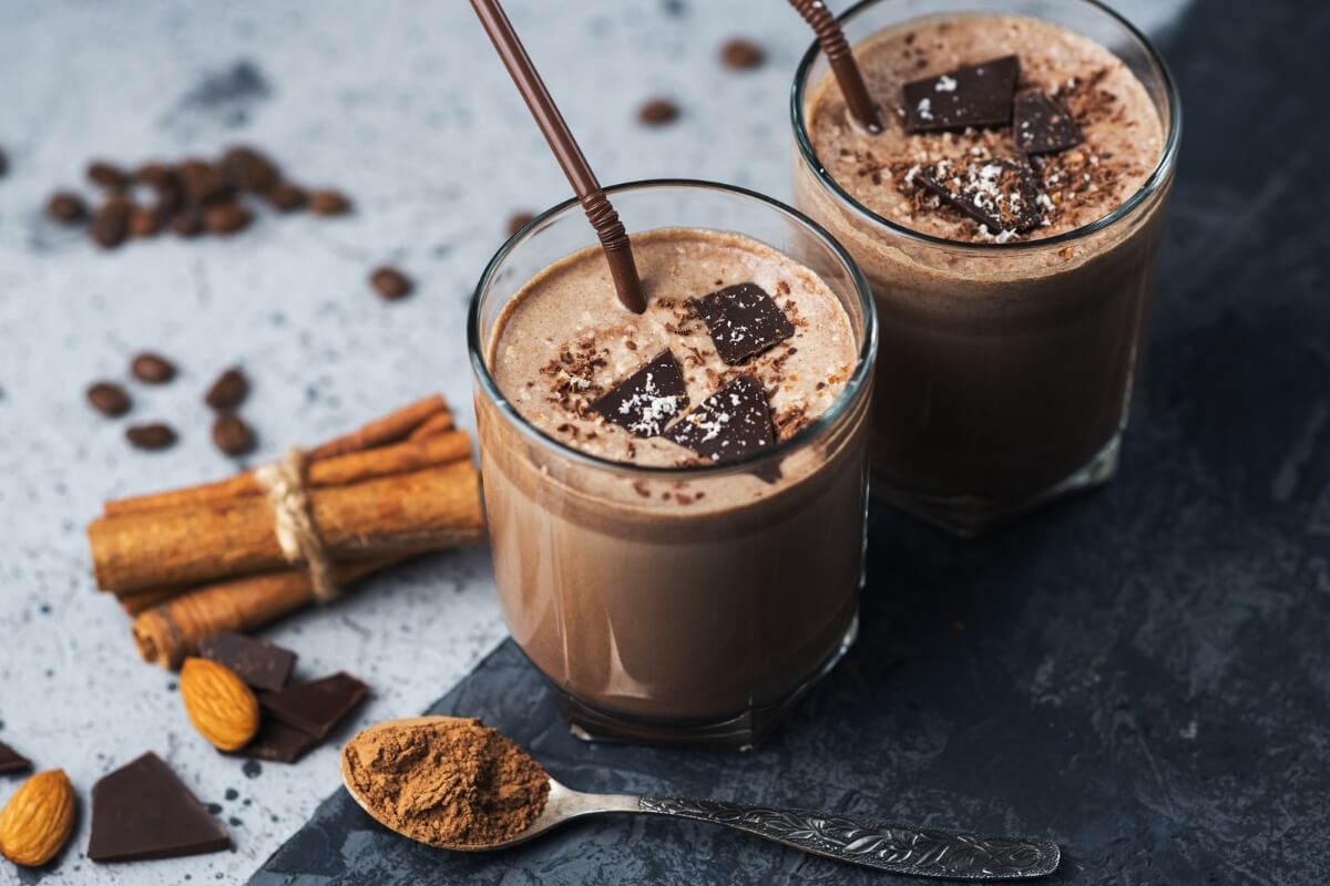 Vitamina de chocolate com café e canela (Imagem: PavelKant | Shutterstock)