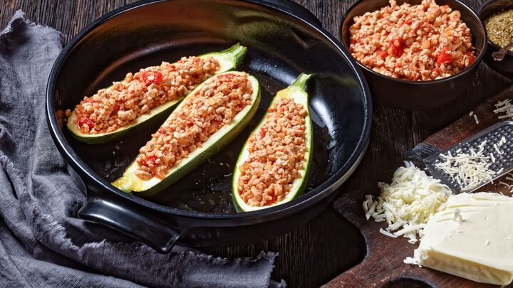 Abobrinha recheada com carne moída (Imagem: from my point of view | Shutterstock)
