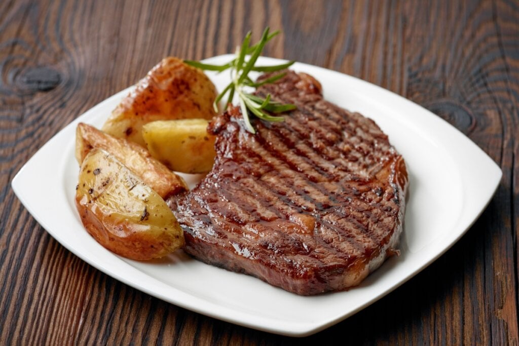 Alcatra grelhada com batatas (Imagem: MaraZe | Shutterstock)