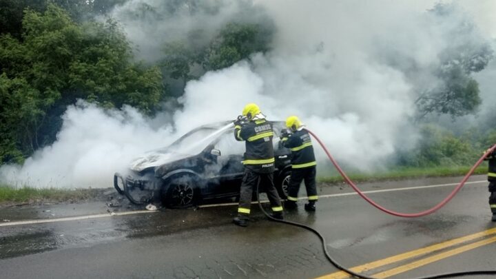 carro pega fogo