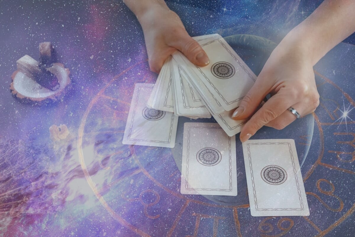 O tarot indica um mês de reflexão para os 12 signos (Imagem: Shyntartanya | Shutterstock)