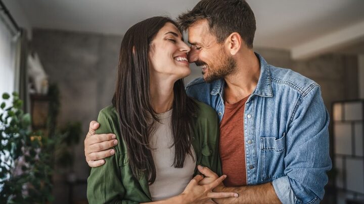 O desejo sexual oscila ao longo da vida, mas com algumas práticas é possível mantê-lo em alta (Imagem: Miljan Zivkovic | Shutterstock)