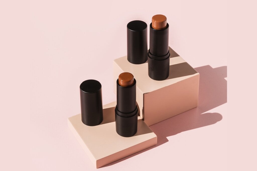 As maquiagens em stick combinam sustentabilidade e praticidade, evitando desperdício de produto e trazendo economia para o dia a dia (Imagem: Fluff Media | Shutterstock)