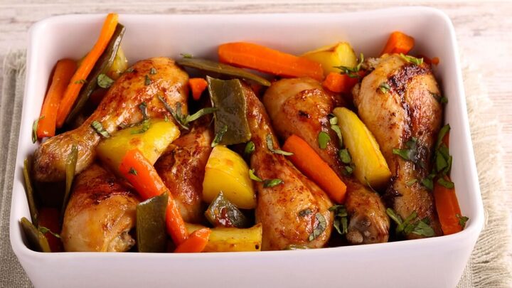 Coxa de frango assada com legumes (Imagem: MShev | Shutterstok)
