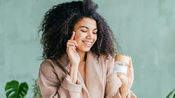 Nem sempre a pele oleosa tem acne (Imagem: Iryna Inshyna | Shutterstock)