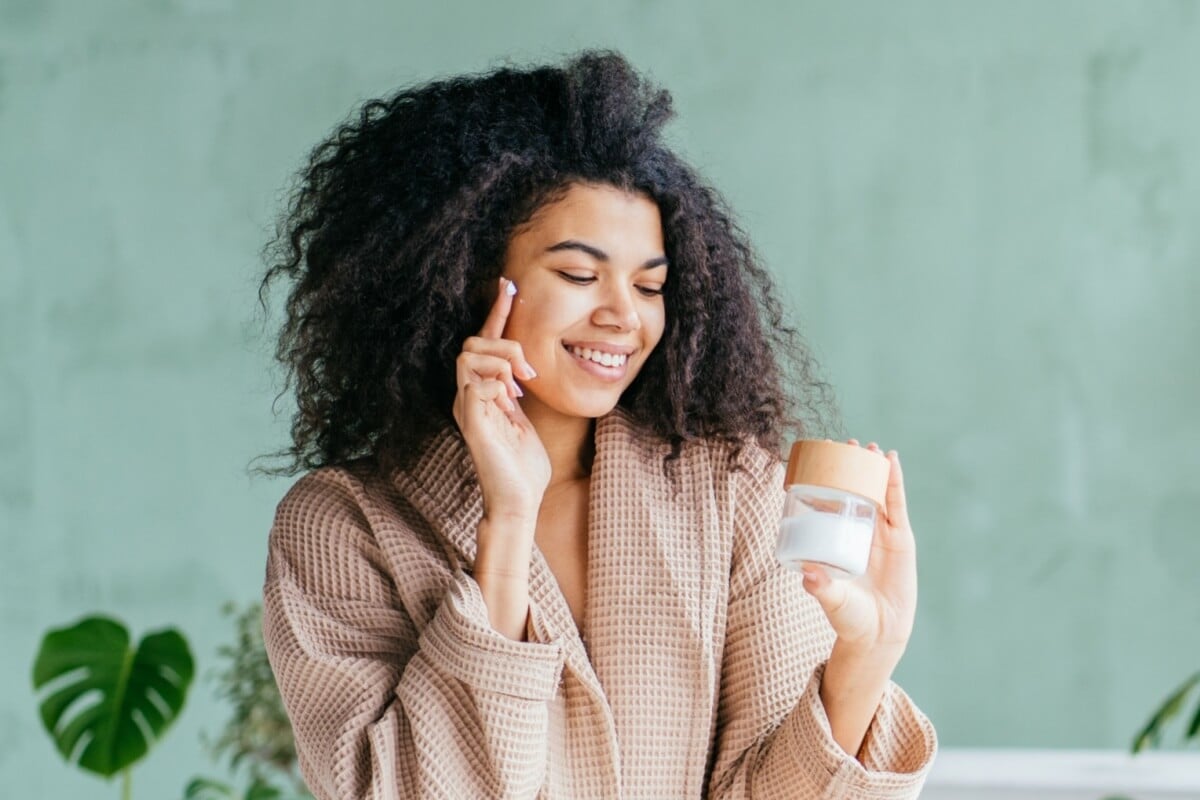 Nem sempre a pele oleosa tem acne (Imagem: Iryna Inshyna | Shutterstock)