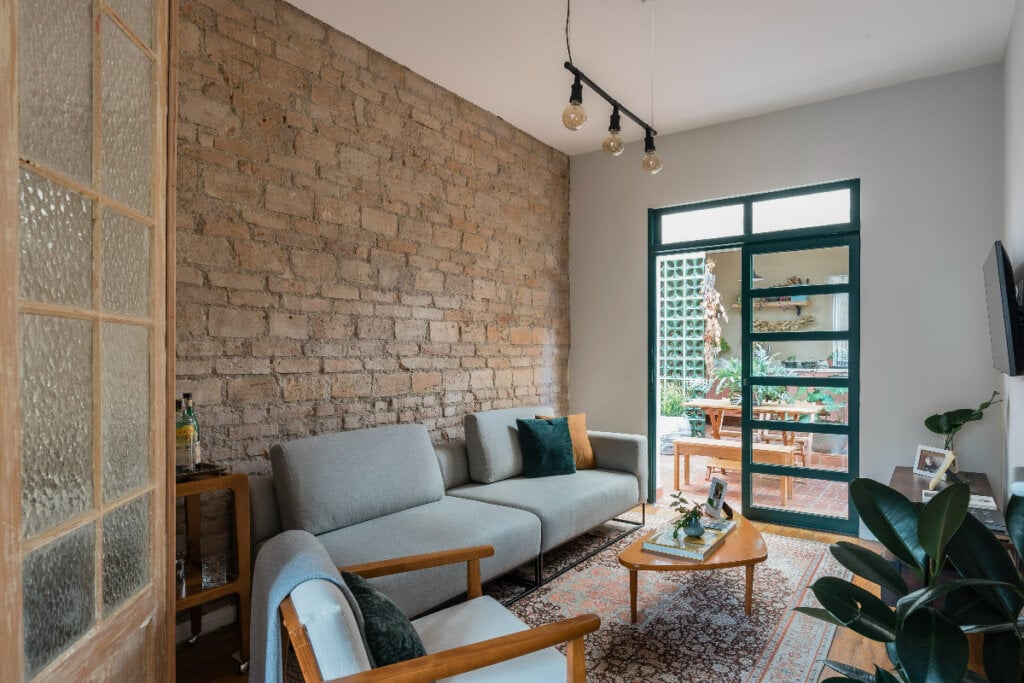 Renovar o estofado e almofadas para as cores da temporada traz mais estilo ao ambiente (Imagem: Divulgação Palladino Arquitetura | Henrique Ribeiro | Photons)