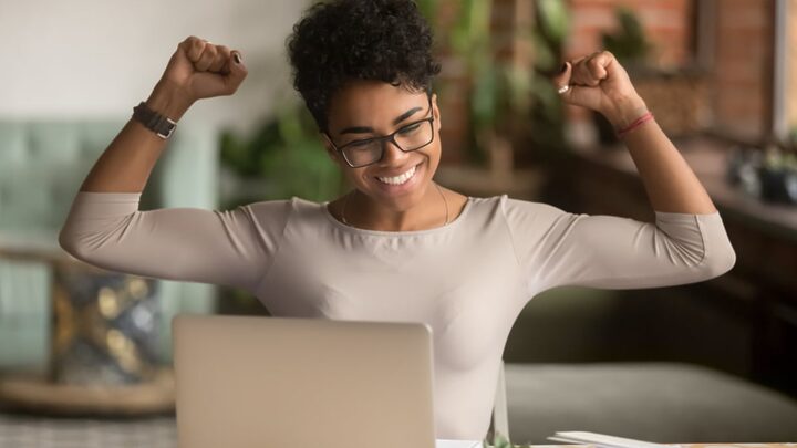 As simpatias podem ajudar na conquista do emprego almejado (Imagem: fizkes | Shutterstock)