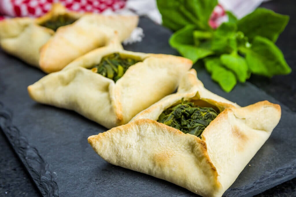 Esfiha de espinafre (Imagem: thiagorsphoto | Shutterstock)