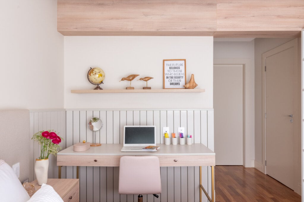 Em espaços menores, o home office deve ser funcional para os moradores (Projeto: Arquiteta Isabela Nalon | Imagem: Julia Herman)
