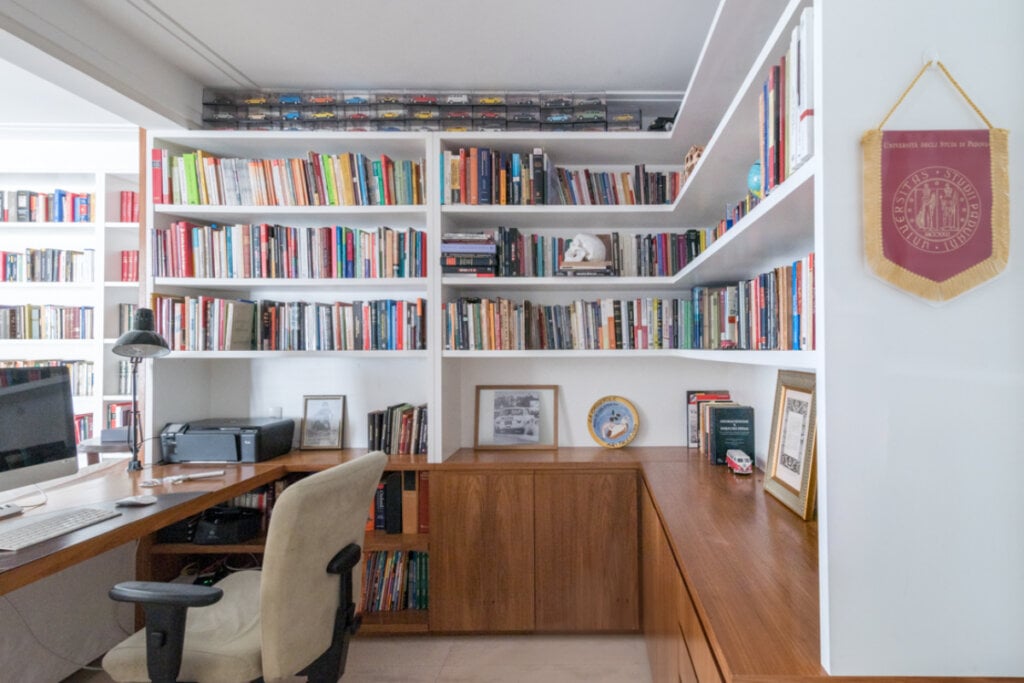 Em um ambiente maior, o home office pode contar com mesa de reunião e estantes amplas (Projeto: Arquiteta Isabela Nalon | Imagem: Julia Herman)